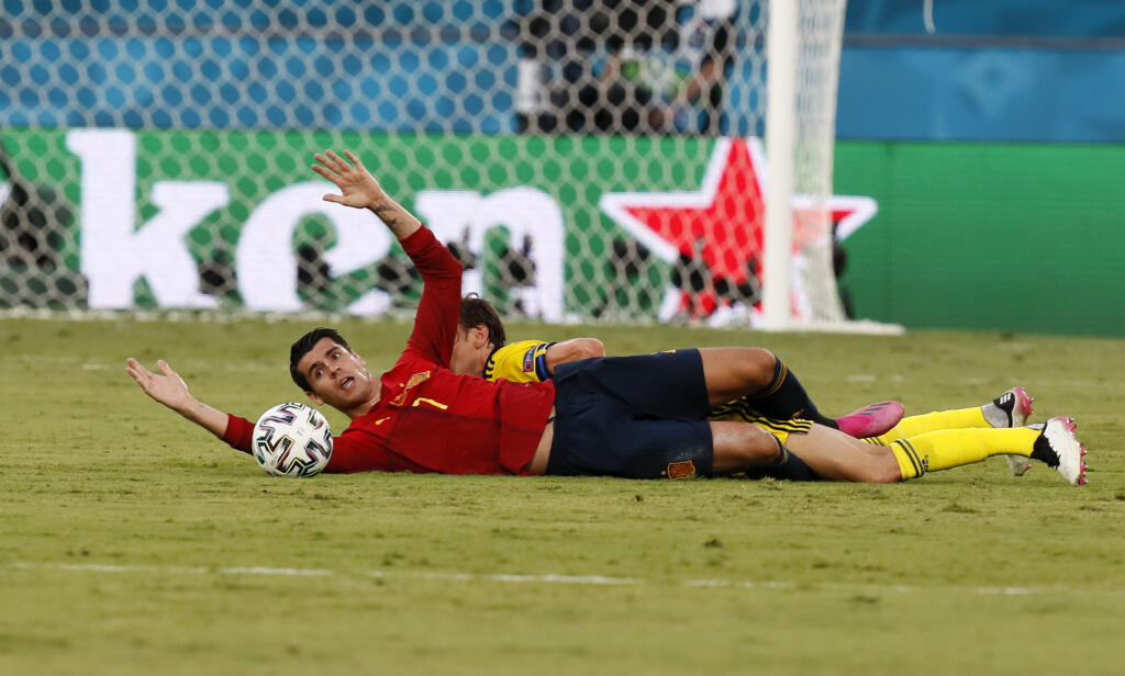 EBE 48 Sevilla - Na snímke v popredí hráč Španielska Alvaro Morata a v pozadí hráč Švédska Albin Ekdal v zápase E-skupiny na majstrovstvách Európy vo futbale Španielsko - Švédsko v španielskej Seville 14. júna 2021. FOTO TASR/AP
Sweden's Albin Ekdal, left, is tackled by Spain's Alvaro Morata during the Euro 2020 soccer championship group E match between Spain and Sweden at La Cartuja stadium in Seville, Monday, June 14, 2021. (AP Photo/Pierre Philippe Marcou, Pool)