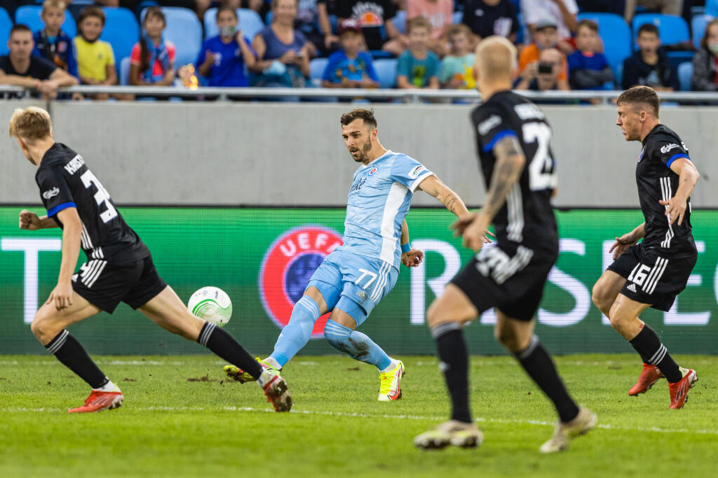 Na snímke Aleksandar Čavrić počas zápasu F skupiny Európskej konferenčnej ligy medzi ŠK Slovan Bratislava a FC Kodaň.