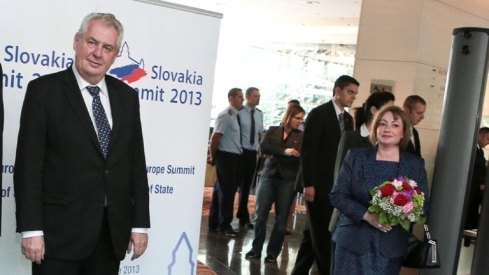 Ďaleko od seba: Kým Zeman pózoval, manželka stála opodiaľ.