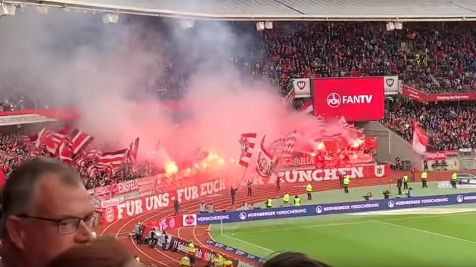 Pyrotechnická šou fanúšikov Bayernu proti Norimbergu.