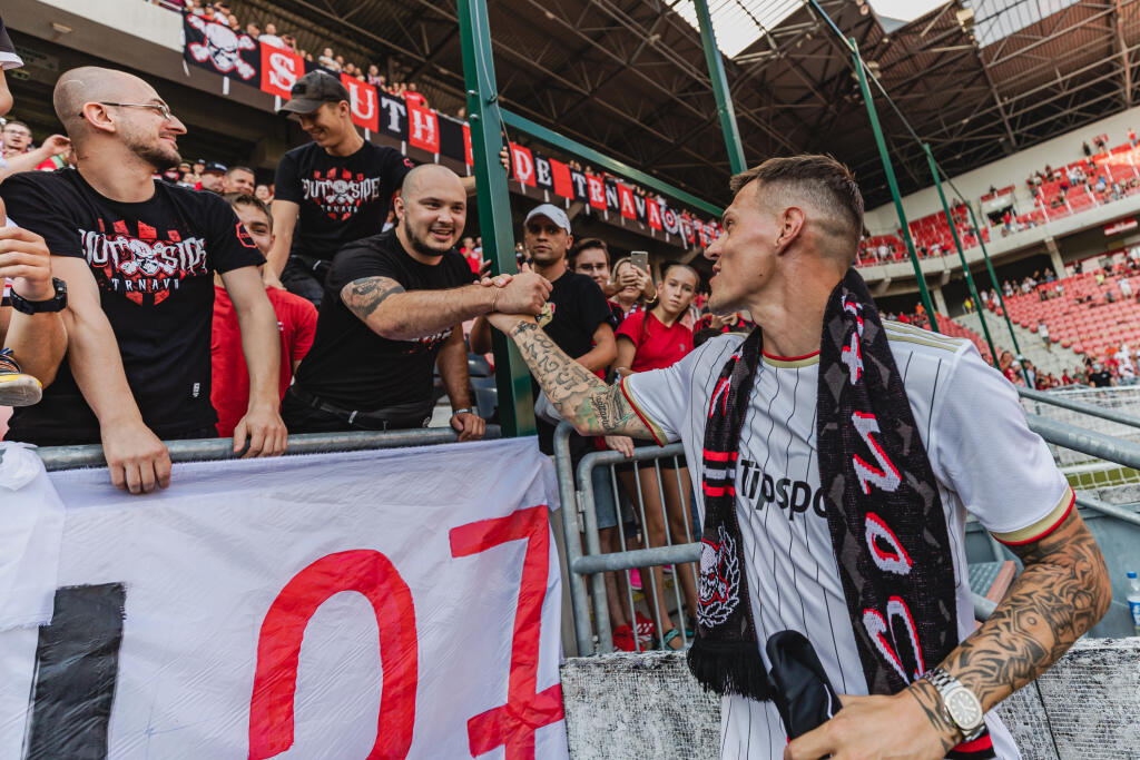 Slovenský futbalový reprezentant Martin Škrtel podpísal na jeden rok zmluvu s futbalovým klubom FC Spartak Trnava. Pred začiatkom zápasu Fortuna ligy medzi domácim Spartakom a Zlatými Moravcami pozdravil fanúšikov na štadióne.