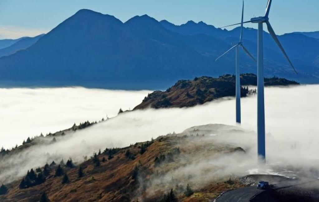 Dve veterné turbíny v hmle na vrchu Pillar Mountain na ostrove Kodiak v Aljašskom zálive južne od Aljašky (ilustračná fotografia).