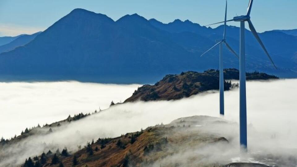 Dve veterné turbíny v hmle na vrchu Pillar Mountain na ostrove Kodiak v Aljašskom zálive južne od Aljašky (ilustračná fotografia).