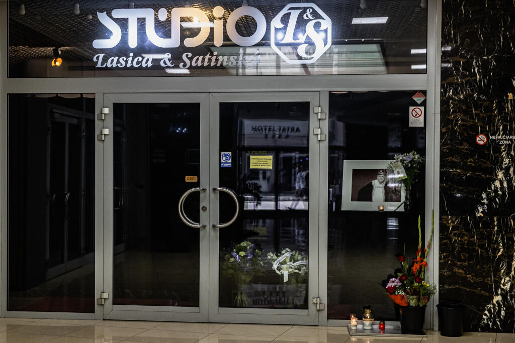 Na snímke spomienka na zosnulého herca Milana Lasicu pred budovou Štúdia L+S.
