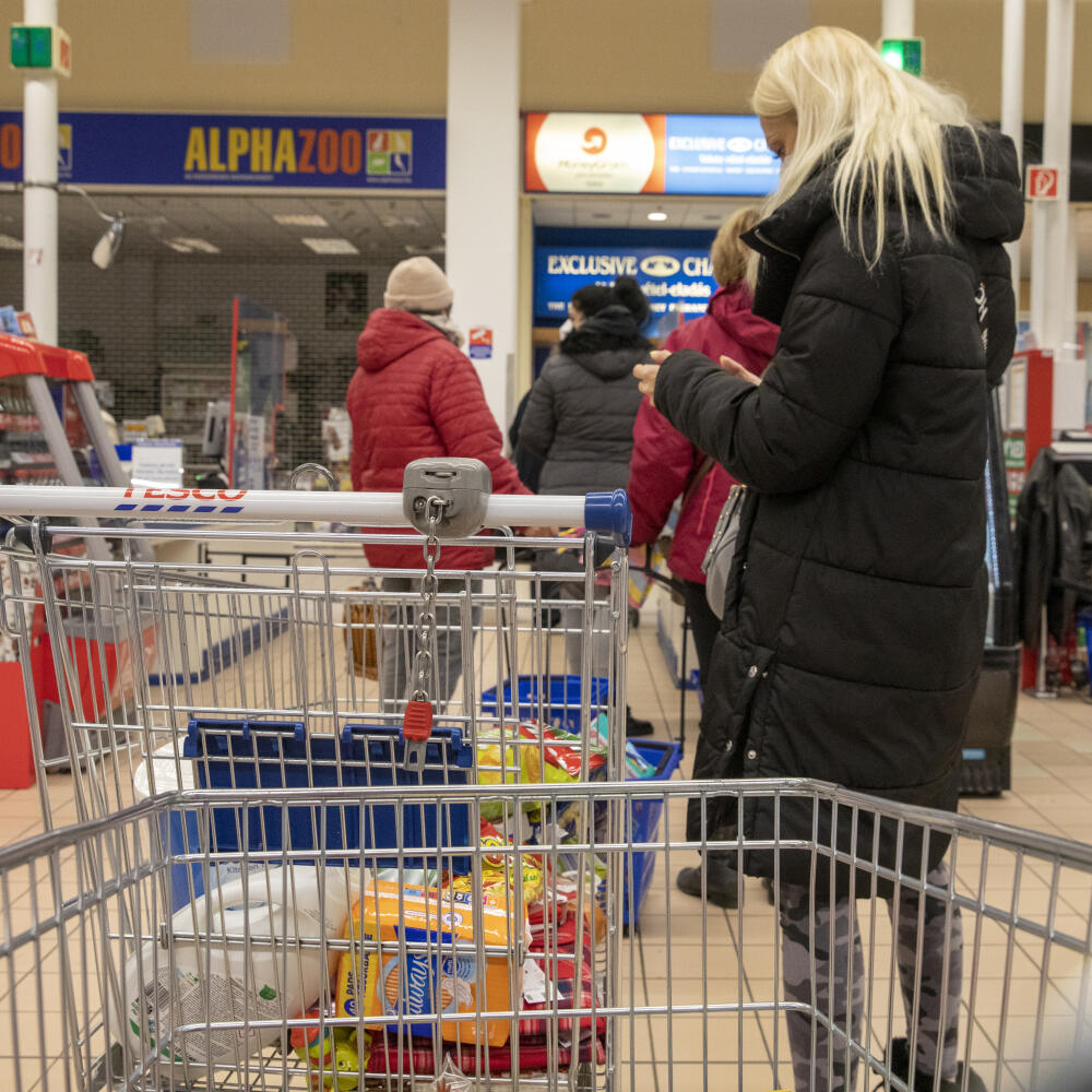 Reportáž otvorené obchody a trhy počas pandémie v Maďarsku.
Na snímke nákup a ceny v Tesco Mosonmagyaróvár.