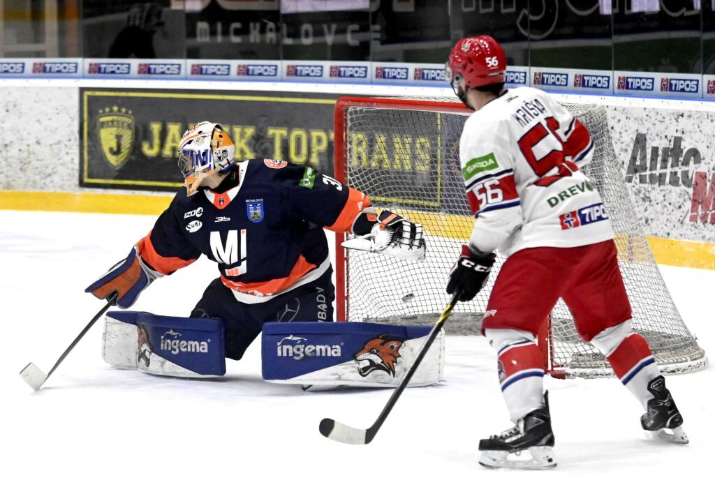 Na snímke zľava brankár HC Dukla Ingema Michalovce Stanislav Škorvánek a hráč MhK 32 Liptovský Mikuláš Martin Kriška v zápase 31. kola Tipos extraligy HK Dukla Ingema Michalovce – MhK 32 Liptovský Mikuláš v Michalovciach 20. januára 2023.