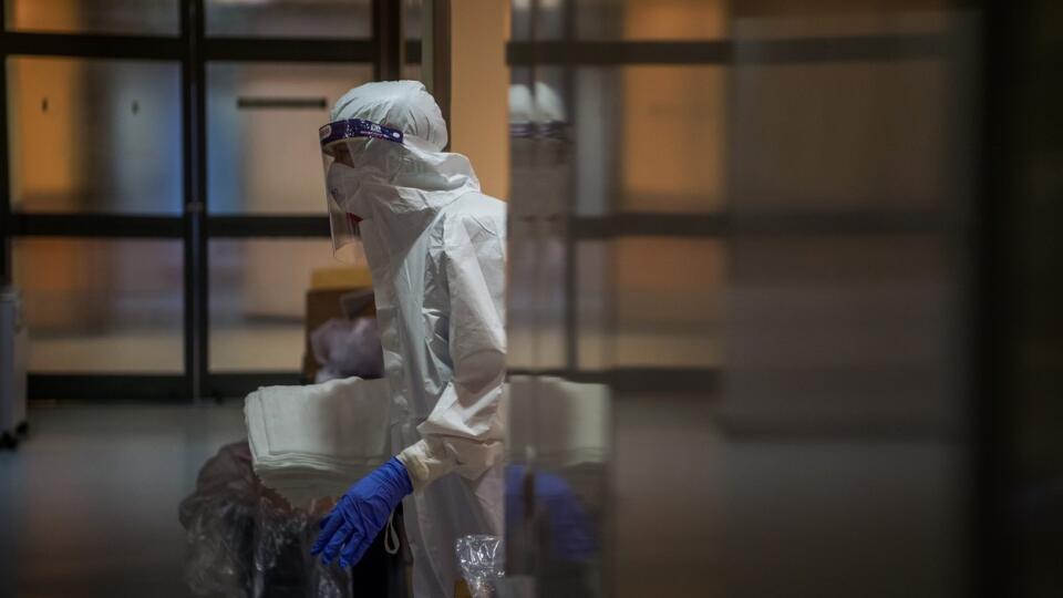 Aktuálne je infikovaných 251.077 osôb. V nemocniciach ošetrujú 12.007 covidových pacientov, z ktorých 1440 je napojených na umelú pľúcnu ventiláciu.