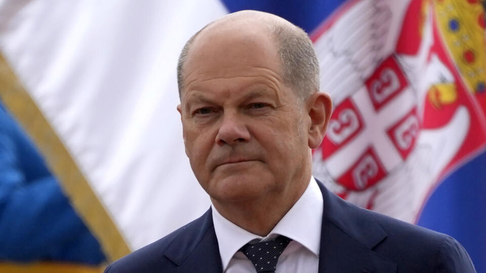 PK 36 Belehrad - Na snímke nemecký kancelár Olaf Scholz sleduje prehliadku čestnej stráže počas stretnutia so srbským prezidentom Aleksandarom Vučičom (nie je na snímke) v Belehrade 10. júna 2022. Scholz počas svojej pracovnej cesty navštívi Kosovo, Srbsko, Grécko, Severné Macedónsko a Bulharsko. FOTO TASR/AP
German Chancellor Olaf Scholz reviews the honor guard with Serbian President Aleksandar Vucic during a welcome ceremony before their official talks at the Serbia Palace, in Belgrade, Serbi