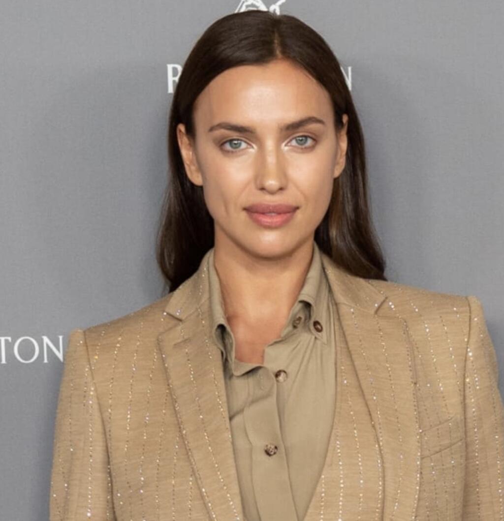 Irina Shayk : Irina prisahá na kokosový olej. Krásne rozžiari jej pleť, skvelo hydratuje a bojuje aj proti infekciám, keď sa jej občas vyhodí nepríjemné akné.