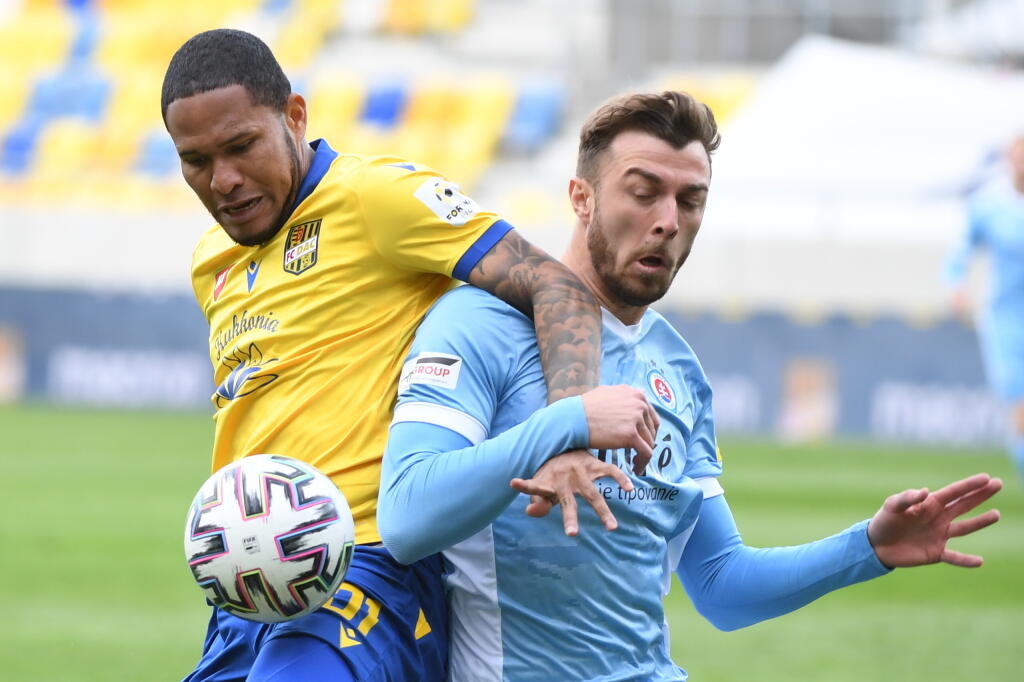 Futbalista Slovana Aleksandar Čavrič (vpravo) a hráč DAC-u Eric Javier Davis Grajales bojujú o loptu počas zápasu 4. kola nadstavbovej časti Fortuna ligy v skupine o titul FC DAC 1904 Dunajská Streda - ŠK Slovan Bratislava v Dunajskej Strede v nedeľu 11. apríla 2021. FOTO TASR - Martin Baumann