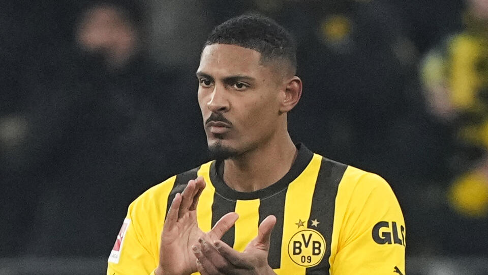 WA 64 Dortmund - Futbalista Borussie Dortmund Sebastien Haller strieda spoluhráča počas zápasu 16. kola nemeckej Bundesligy Borussia Dortmund - FC Augsburg v Dortmunde v nedeľu 22. januára 2023. FOTO TASR/AP
Dortmund's Sebastien Haller enters the pitch as substitute player during the German Bundesliga soccer match between Borussia Dortmund and FC Augsburg in Dortmund, Germany, Sunday, Jan. 22, 2023. (AP Photo/Martin Meissner)