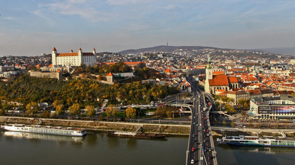 Na hradbach Bratislavskeho hradu a Staromestskych hradbach prebiehaju rekonstrukcne a obnovovacie stavebne prace.