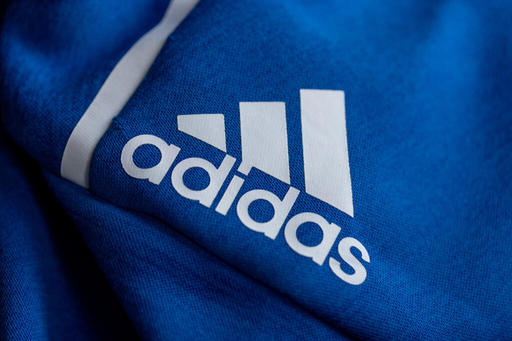 PK 8 Herzogenaurach - Na snímke logo spoločnosti Adidas na modrej bunde v bavorskej obci Herzogenaurach v utorok 8. marca 2022. Adidas očakáva, že pozastavenie aktivít v Rusku v dôsledku útoku na Ukrajinu by mohlo firmu stáť tento rok na tržbách do 250 miliónov eur. Na druhej strane, firma očakáva zotavenie svojho čínskeho biznisu. FOTO TASR/DPA

08.03.2022, Bayern, Herzogenaurach: Das Logo des Sportartikelherstellers adidas auf einer blauen Jacke. Adidas legt am 9. März 2022 die Jahreszahlen vo