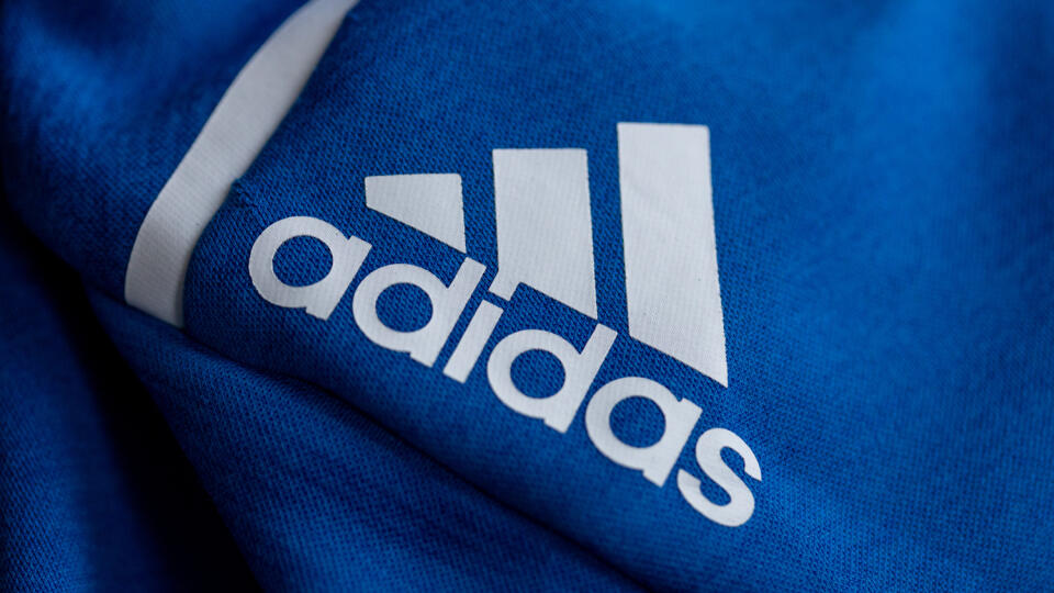 PK 8 Herzogenaurach - Na snímke logo spoločnosti Adidas na modrej bunde v bavorskej obci Herzogenaurach v utorok 8. marca 2022. Adidas očakáva, že pozastavenie aktivít v Rusku v dôsledku útoku na Ukrajinu by mohlo firmu stáť tento rok na tržbách do 250 miliónov eur. Na druhej strane, firma očakáva zotavenie svojho čínskeho biznisu. FOTO TASR/DPA
08.03.2022, Bayern, Herzogenaurach: Das Logo des Sportartikelherstellers adidas auf einer blauen Jacke. Adidas legt am 9. März 2022 die Jahreszahlen vo