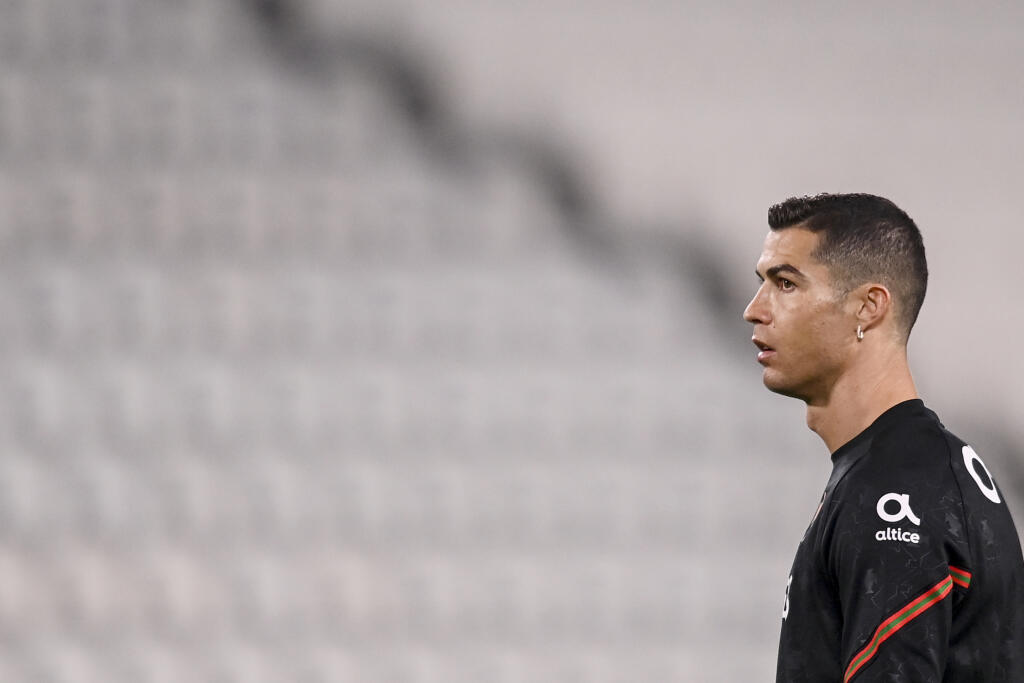 EBE 42 Turín - Na snímke portugalský útočník Cristiano Ronaldo počas rozcvičky pred zápasom skupiny A kvalifikácie MS 2022 vo futbale Portugalsko - Azerbajdžan v talianskom Turíne 24. marca 2021. FOTO TASR/AP
Portugal's Cristiano Ronaldo warms up with teammates prior to the start of the World Cup 2022 group A qualifying soccer match between Portugal and Azerbaijan at the Juventus Stadium in Turin, Italy, Wednesday, March 24, 2021. (Fabio Ferrari/LaPresse via AP)