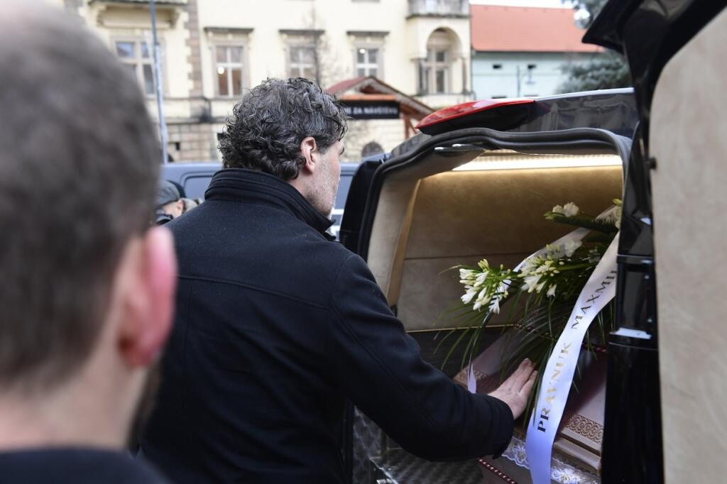 Posledný bozk pre otca dal Jágr na truhlu a prežehnal sa.