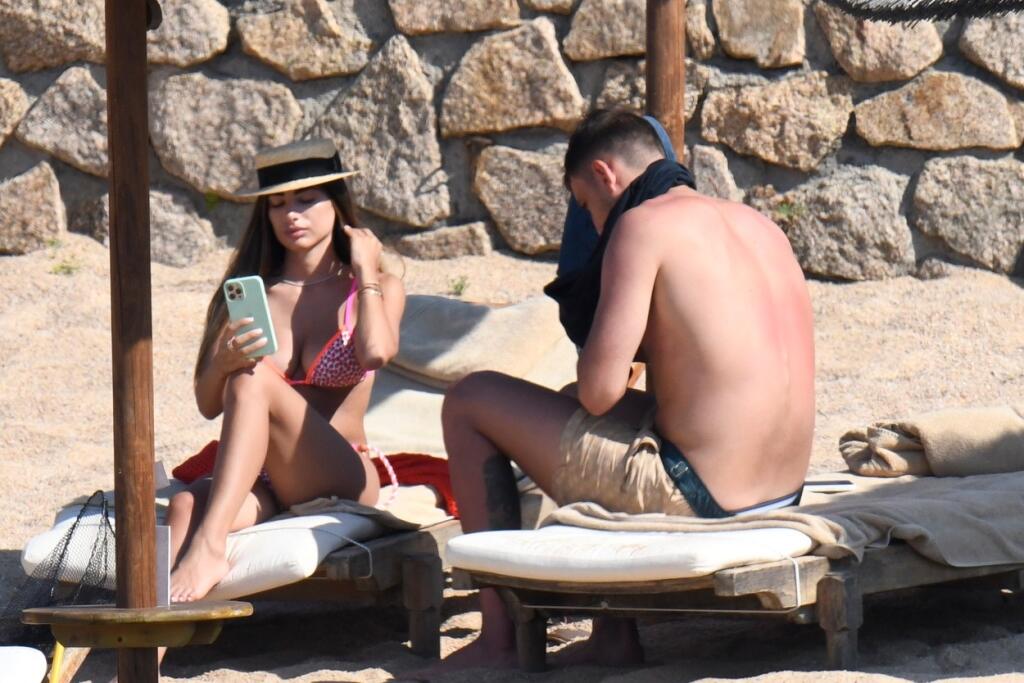 Donnarumma si užíva na dovolenke na Sardínii, spoločnosť mu robí sexi priateľka Alessia.
