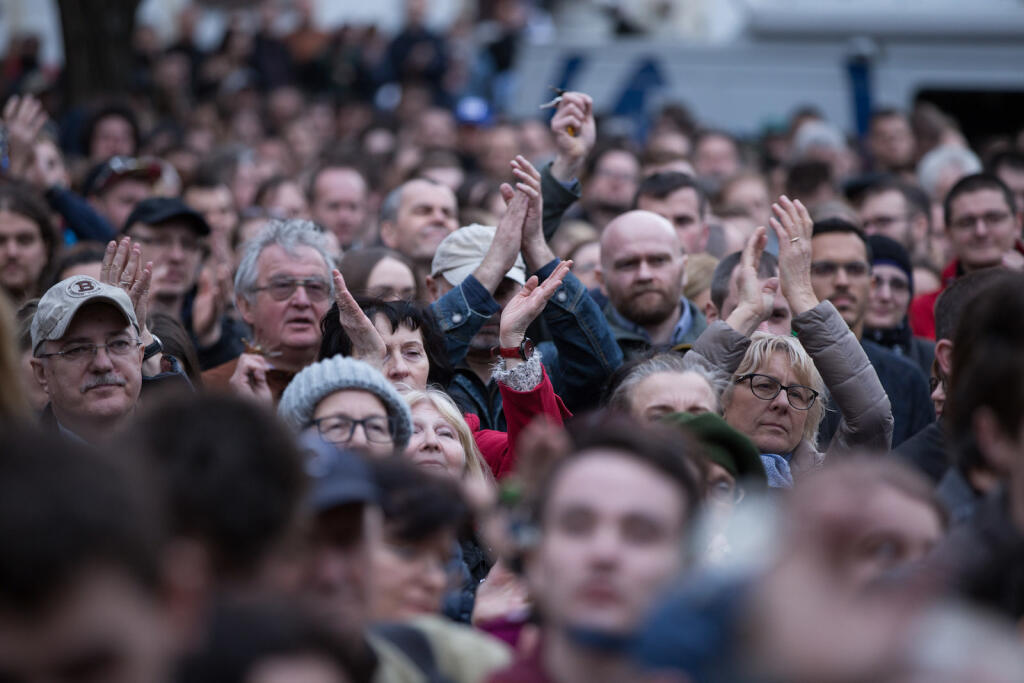 Účastníci občianskeho zhromaždenia Za slušné Slovensko a iniciatívy #niejenamtojedno na Námestí SNP v Bratisla