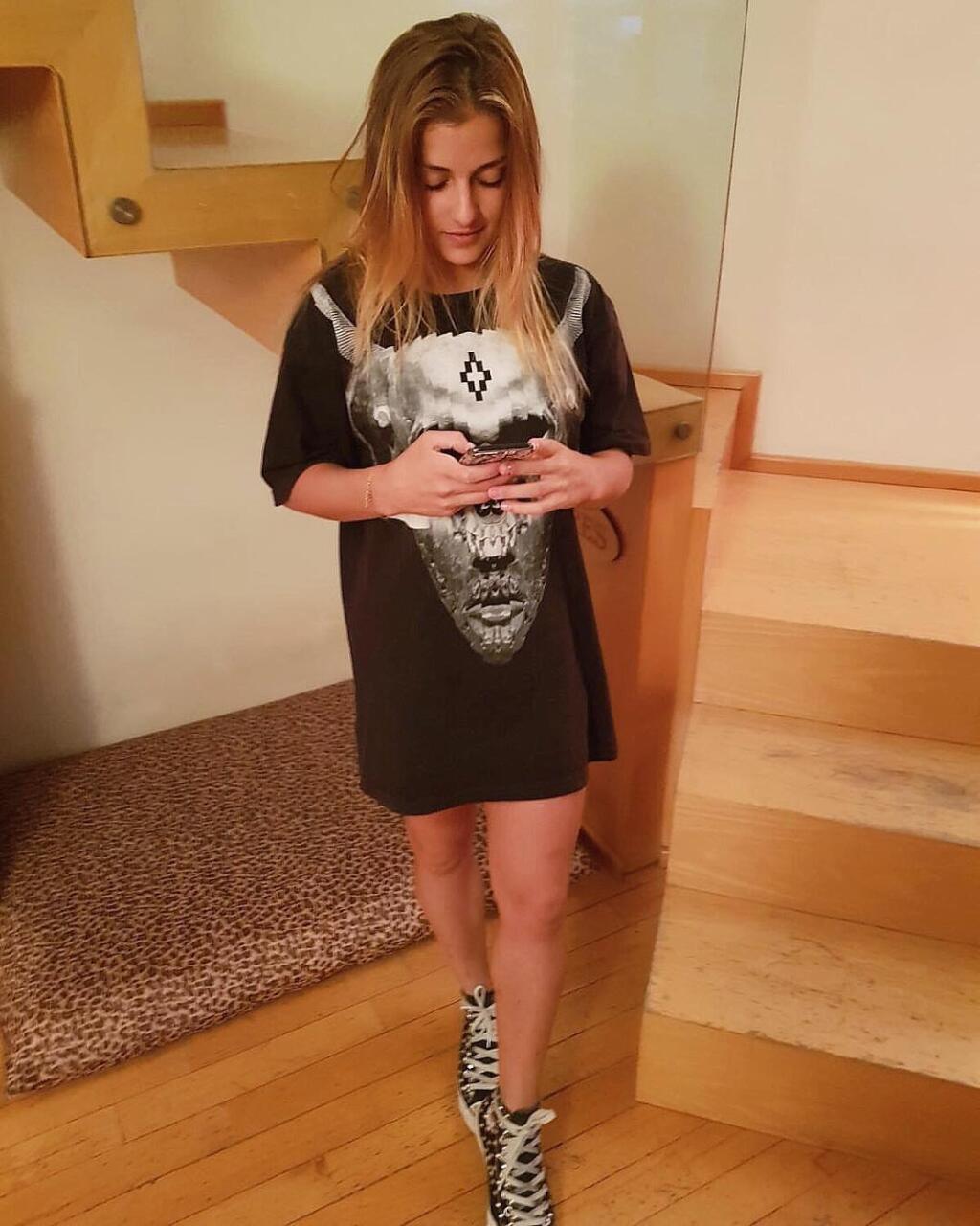 Vyzývavá Talianka Elisa Meneghi nie je žiadna hanblivka nai mimo telocvične. Rada ukazuje svoje tetovanie medzi prsiami či ploché bruško.
