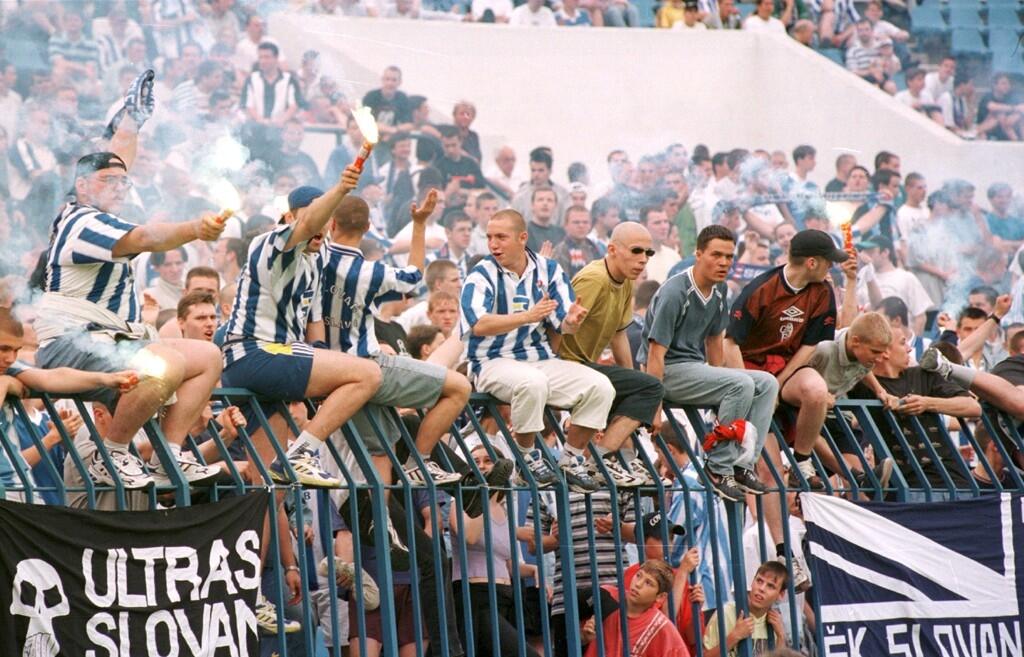O tom, že derby Slovana s Trnavou sú vyhrotené, sa presvedčili fanúšikovia Spartaka v roku 1999. Fanúšikovia Slovana okrem spálenej vlajky svojho rivala po zápase zaútočili aj na trnavských hráčov.