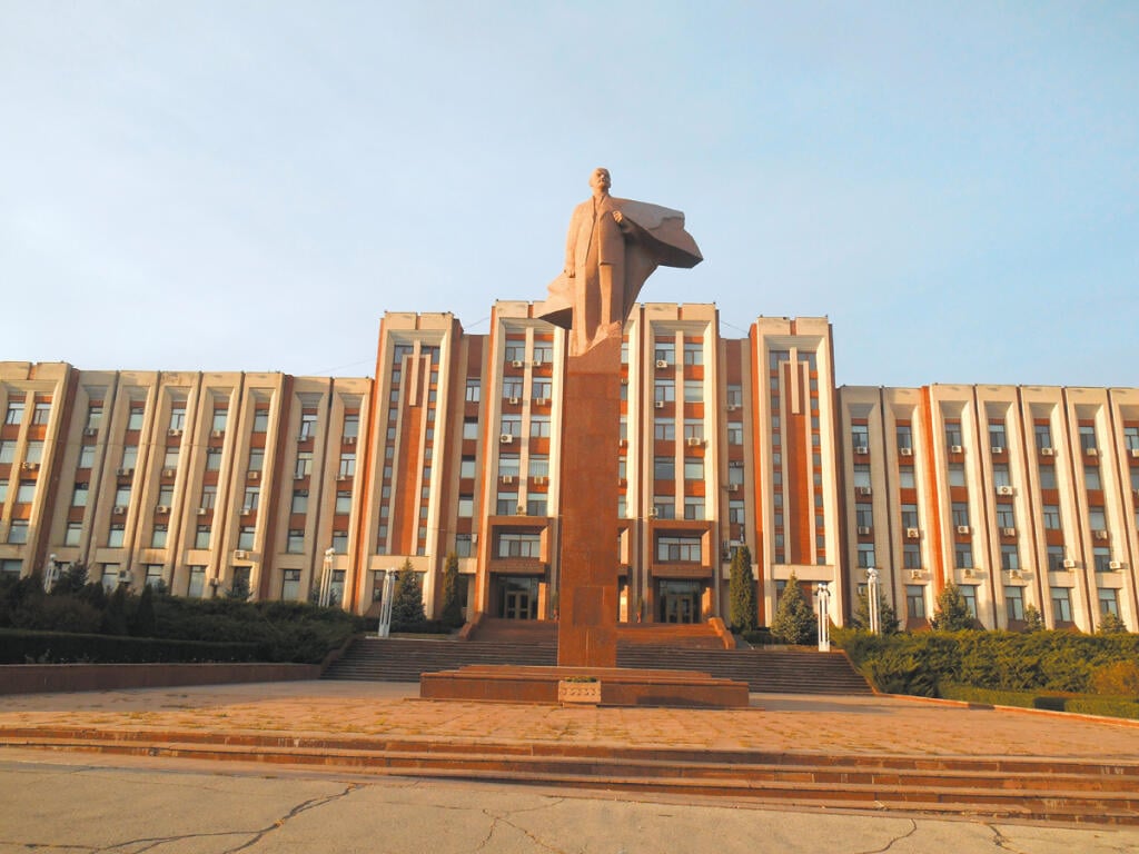 Dom sovietov so sochou Lenina na pylóne