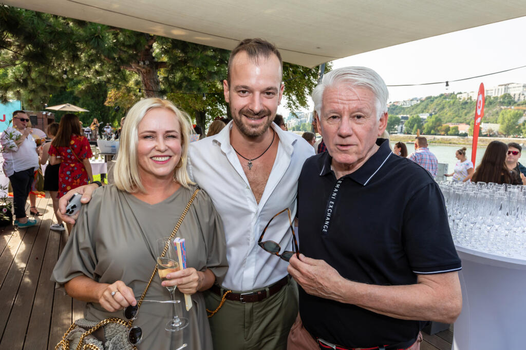 Narodeninová párty TV JOJ v reštaurácii Aušpic. Na snímke Emil Horváth, Lukáš Dóza a Michaela Čobejová.