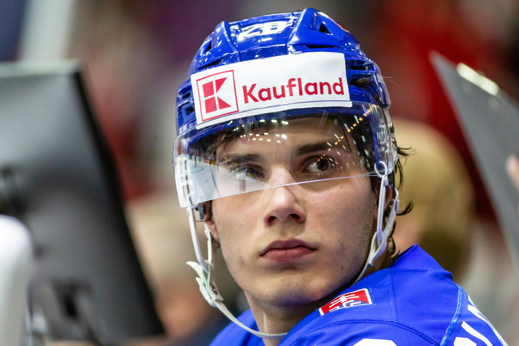 Na snímke je Juraj Slafkovský počas štvrtého zápasu základnej skupiny MS 2022 v Helsinkách, v ktorom nastúpili slovenskí hokejisti proti Švajčiarsku.