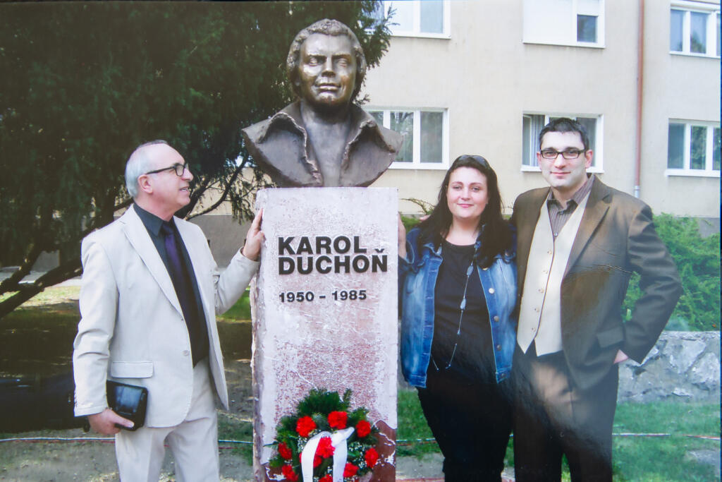 Pamätná izba, venovaná Karolovi Duchoňovi, ktorá je umiestnená v severnom krídle neogotického kaštieľa v Galante. Na snímke Peter Fahn a jeho syn Adrián Fahn.