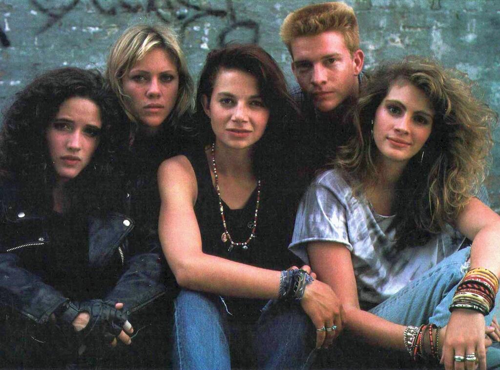 Julia Roberts (53): Spokojnosť (1988): Nie príliš vydarená hudobná komédia Satisfaction priniesla kinový debut Julii Roberts po boku Liama Neesona a Justine Bateman, s ktorou si zahrali členky dievčenskej rockovej kapely túžiacej po sláve.