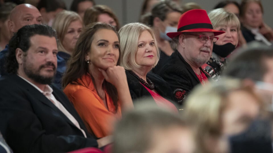 Otvorenie zrekonštruovaného strediska kultúry na Vanorskej ulici v Bratislave. Na snímke je Karin Majtánová, Marcela Leiferová a Jozef Oklamčák