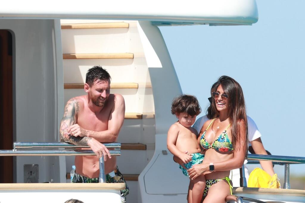 Lionel Messi čerpal sily na luxusnej jachte, kde si vyšiel so svojou rodinkou aj s rodinkou Luisa Suareza.