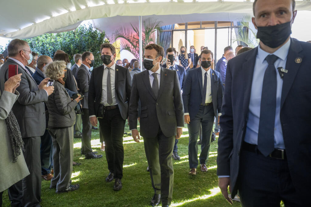 EBE 33 Pretória - Francúzsky prezident Emmanuel Macron prichádza na stretnutie s občanmi, ktorí žijú v Juhoafrickej republike na pôde francúzskeho veľvyslanectva v juhoafrickej Pretórii v sobotu 29. mája 2021. Macron končí dvojdňovú návštevu Južnej Afriky. FOTO TASR/AP


French President Emmanuel Macron arrives at the residence of the French Ambassador to meet the French community in Pretoria, South Africa, Saturday May 29, 2021. Macron was on a 2-days visit to South Africa. (AP Photo/Jerome Del
