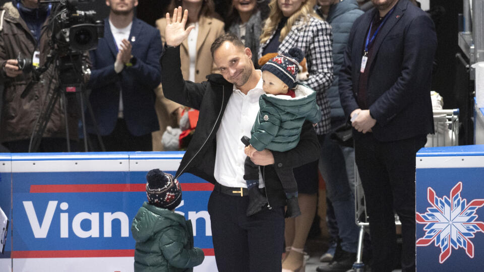 Na snímke bývalý kapitán slovenskej hokejovej reprezentácie Andrej Sekera máva divákom počas slávnostného ceremoniálu ukončenia kariéry pred zápasom Vianočného Kaufland Cupu Slovensko – Lotyšsko v Bratislave 17. decembra 2022. SZĽH sa v rámci slávnostného ceremoniálu poďakovalo niekdajšiemu kapitánovi za jeho služby pre národný tím - symbolicky práve pred stretnutím s Lotyšskom, proti ktorému odštartoval v drese Slovenska svoju jedenásťročnú reprezentačnú kariéru. Sekera ukončil aktívnu hráčsku