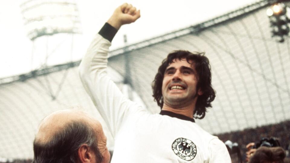 WA 25 archív Mníchov - Na archívnej snímke zo 7. júla 1974 futbalista Nemeckej spolkovej republiky Gerd Müller (uprostred) a tréner Helmut Schön (vľavo) sa tešia po výhre nad Holandskom vo finále majstrovstiev sveta vo futbale v Berlíne. Bývalý skvelý nemecký futbalista Gerd Müller dlhodobo trpí Alzheimerovou chorobou. Manželka Uschi Müllerová deň pred jeho 75. narodeninami povedala periodiku Bild, že