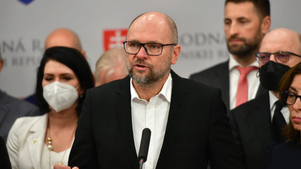 Na snímke uprostred predseda SaS Richard Sulík počas tlačovej konferencie SaS po vyslovení nedôvery vláde Eduarda Hegera (OĽANO) vo štvrtok 15. decembra 2022. Národná rada (NR) SR vo štvrtok vyslovila nedôveru vláde Eduarda Hegera. Za jej pád hlasovalo 78 poslancov. Vláda bude ďalej fungovať v demisii s obmedzenými právomocami. FOTO TASR - Jaroslav Novák