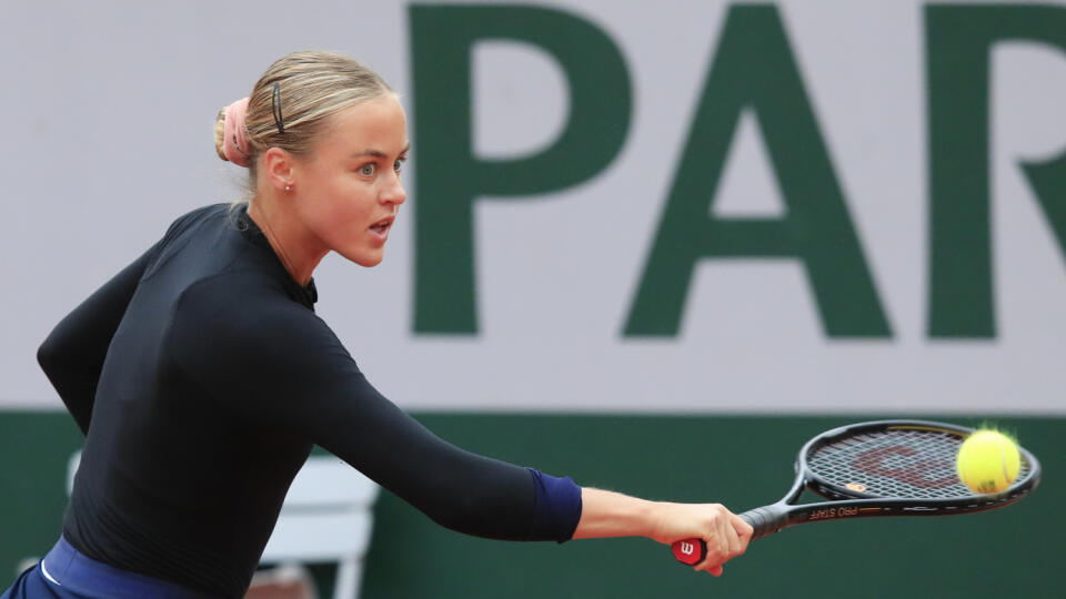 WA 72 Paríž - Slovenská tenistka Anna Karolína Schmiedlová odvracia úder Američanky Venus Williamsovej v zápase 1. kola ženskej dvojhry na grandslamovom turnaji Roland Garros v Paríži v nedeľu 27. septembra 2020. FOTO TASR/AP
Slovakia's Anna Karolina Schmiedlova plays a shot against Venus Williams of the U.S. in the first round match of the French Open tennis tournament at the Roland Garros stadium in Paris, France, Sunday, Sept. 27, 2020. (AP Photo/Michel Euler)
