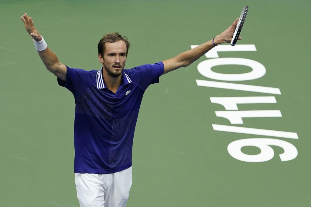 KK4 New York - Ruský tenista Daniil Medvedev reaguje v zápase proti Srbovi Novakovi Djokovičovi vo finále mužskej dvojhry na grandslamovom turnaji US Open 12. septembra 2021 v New Yorku. Ruský tenista Daniil Medvedev sa stal víťazom mužskej dvojhry na US Open a získal prvý grandslamový titul v kariére. Vo finále zvíťazil po životnom výkone ako nasadená dvojka nad turnajovou jednotkou Srbom Novakom Djokovičom 6:4, 6:4, 6:4 a prekazil mu kalendárny Grand Slam. FOTO TASR/AP
Daniil Medvedev, of Russ