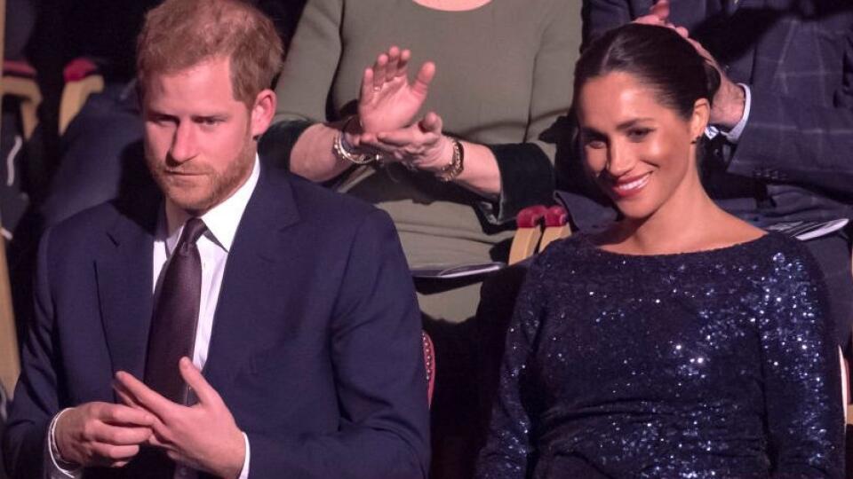 Princ Harry sa netvári veľmi šťastne, zatiaľ čo Meghan žiari. No, aspoň vieme, kto z dvojice si to užíva!