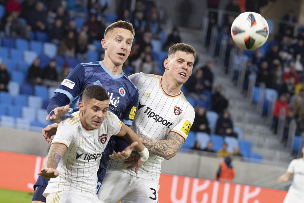 Na snímke zľava Kristián Koštrna (Trnava), Ivan Šaponjič (Slovan) a Martin Škrtel (Slovan) počas zápasu 22. kola futbalovej Fortuna ligy medzi ŠK Slovan Bratislava a FC Spartak Trnava v Bratislave v sobotu 26. februára 2022. FOTO TASR - Pavel Neubauer
