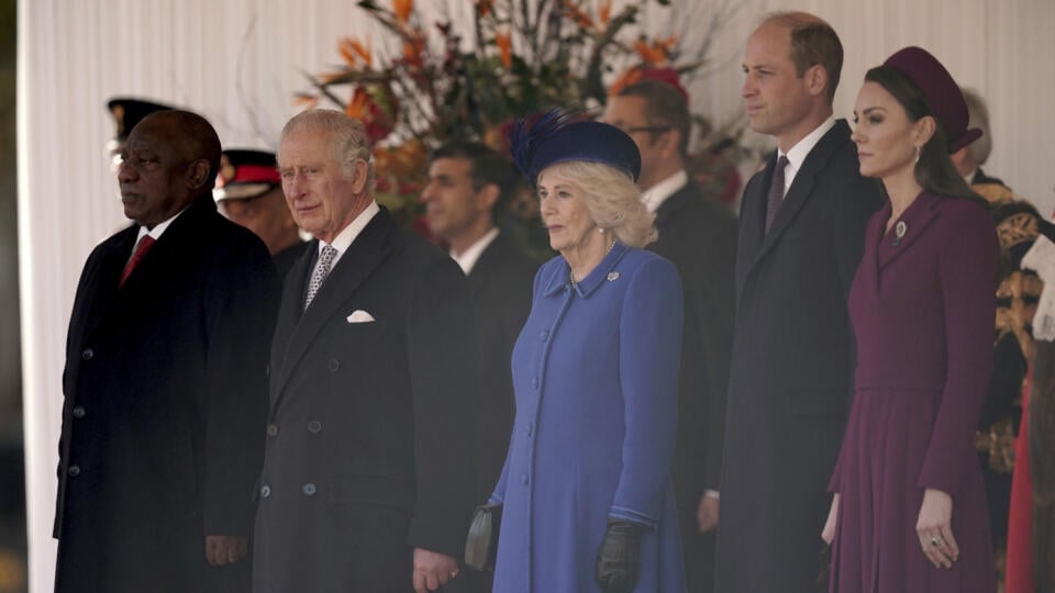 Na snímke zľava juhoafrický prezident Cyril Ramaphosa, britský kráľ Karol III. a britská kráľovná manželka Kamila, britský princ William, jeho manželka Kate, princezná z Walesu počas uvítacej ceremónie vrámci návštevy juhoafrického prezidenta v Londýne 22. novembra 2022. FOTO TASR/AP