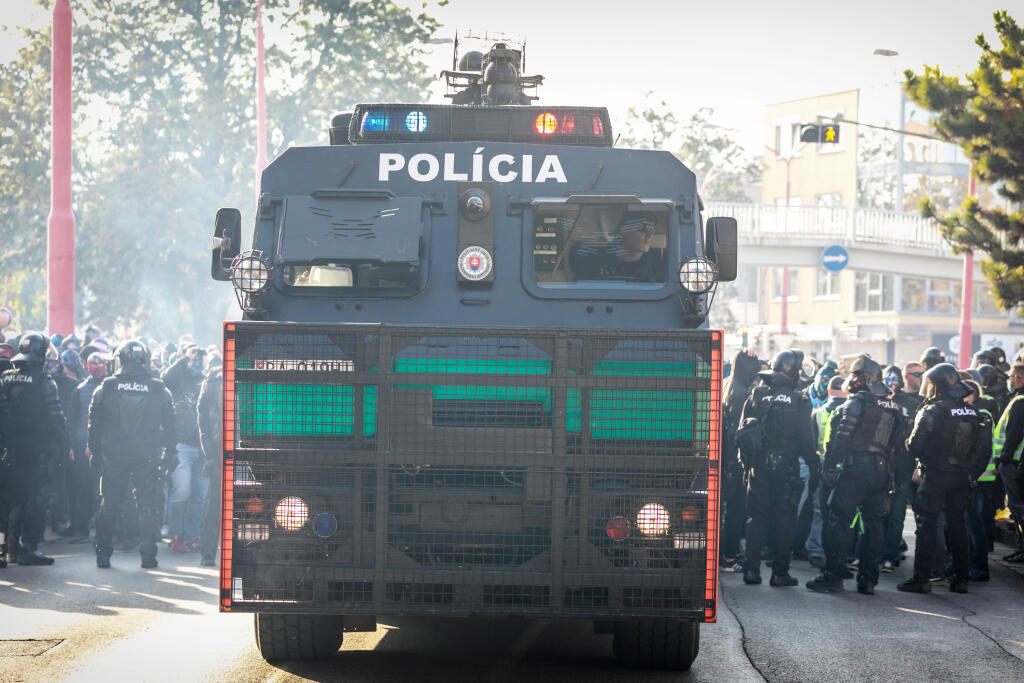 Zasiahnuť vtedy museli aj policajní kukláči, ktorí za použitia donucovacích prostriedkov vytlačili fanúšikov hostí zo štadióna.