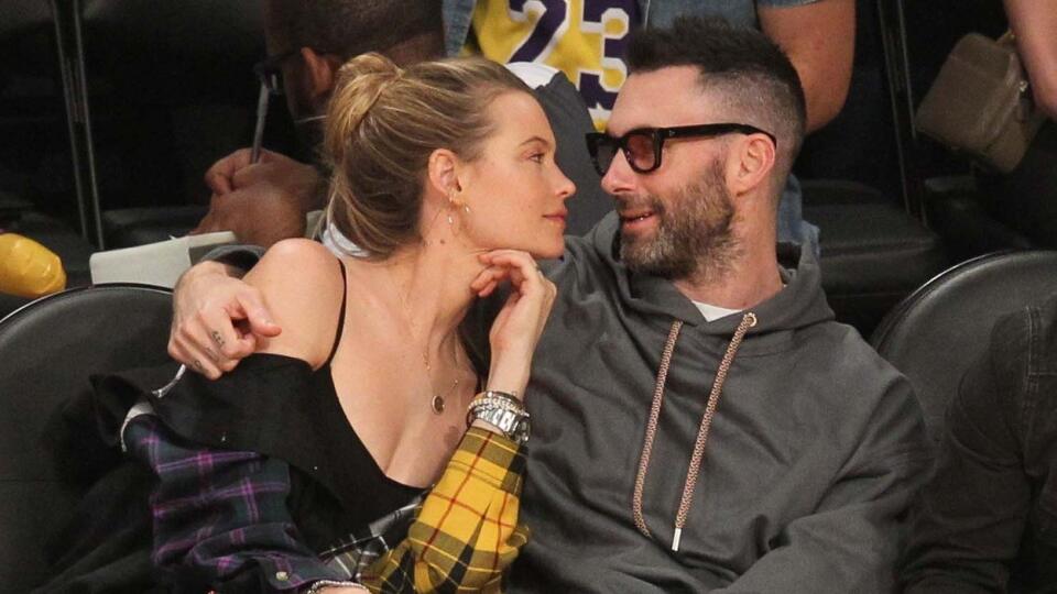 Takto sa k sebe majú aj po rokoch spevák Adam Levine a jeho partnerka Behati Prinsloová