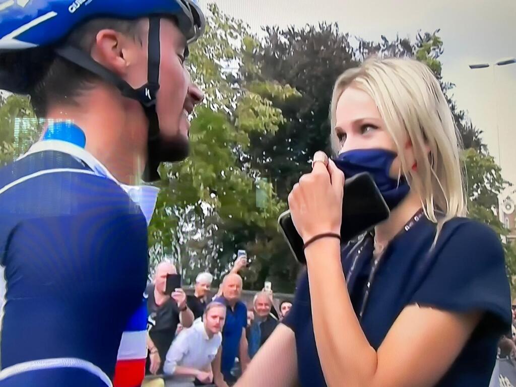 Šťastný príchod do cieľa víťaza pretekov Juliana Alaphilippeho