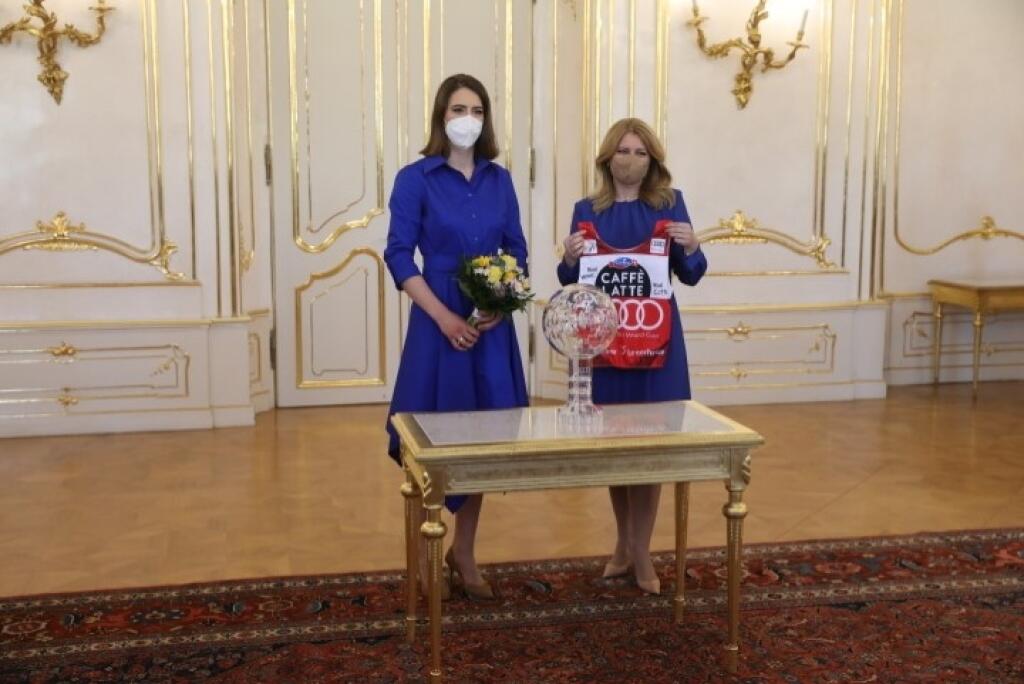 Lyžiarka Petra Vlhová a ej tím na prijatí u prezidentky SR Zuzany Čaputovej.