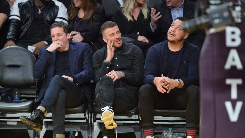 David Beckham sa na basketbale výborne bavil hlavne obzeraním roztlieskavačiek.