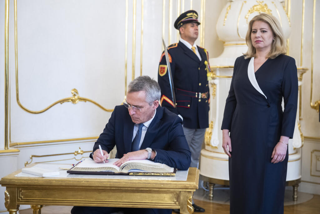 Sur la photo, la présidente de la République slovaque Zuzana Čaputová lors de la réception du secrétaire général de l'Alliance de l'Atlantique Nord Jens Stoltenberg au palais présidentiel de Bratislava.