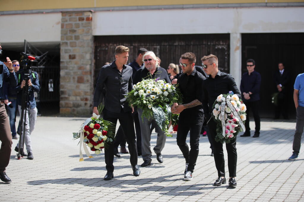 Smútiaca rodina a kamaráti boli zo smrti Čiša zdrvení.