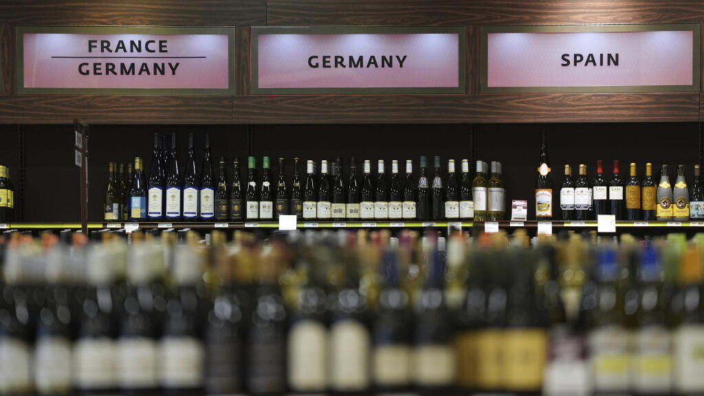 AZ19 Flourtown - Na snímke fľaše alkoholu sú vyložené na poličkách vo vinotéke v americkom meste Flourtown 13. marca 2025. Nemecký ústav pre hospodársky výskum (Deutsches Institut für Wirtschaftsforschung, DIW) v piatok zhoršil svoju prognózu pre najväčšiu európsku ekonomiku v roku 2025. Varoval pritom pred 