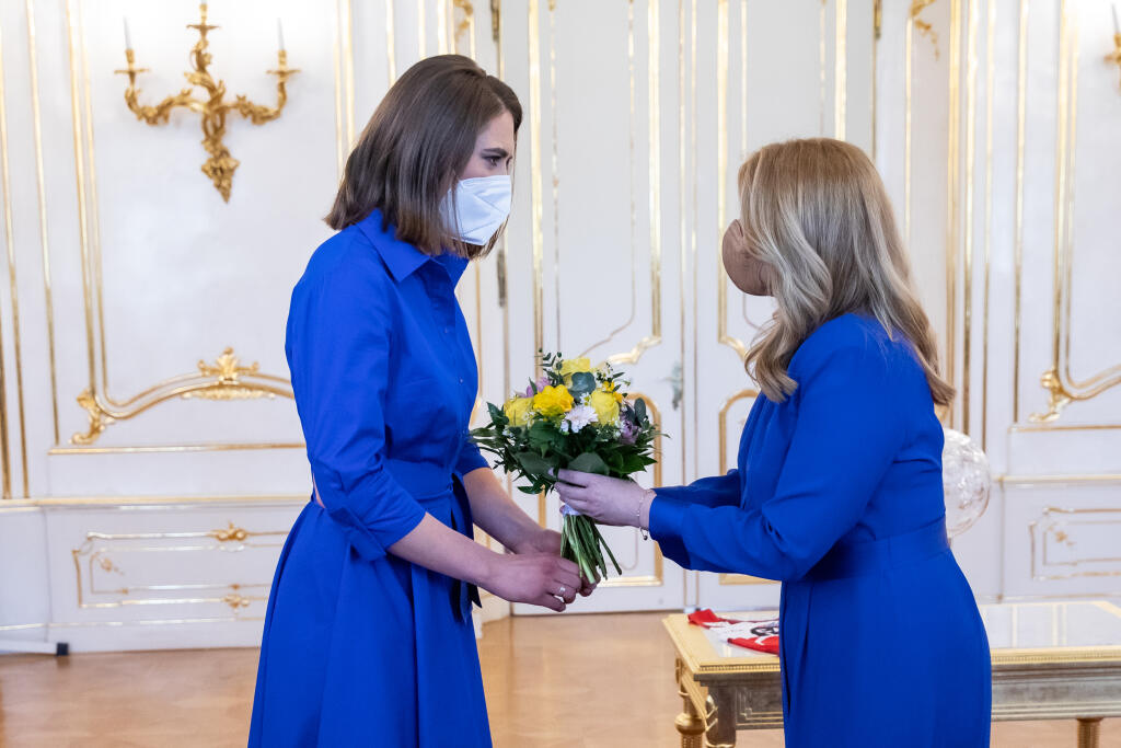 Petra aj prezidentka sa nahodili do modrých šiat a obe sa na tom dobre pobavili.