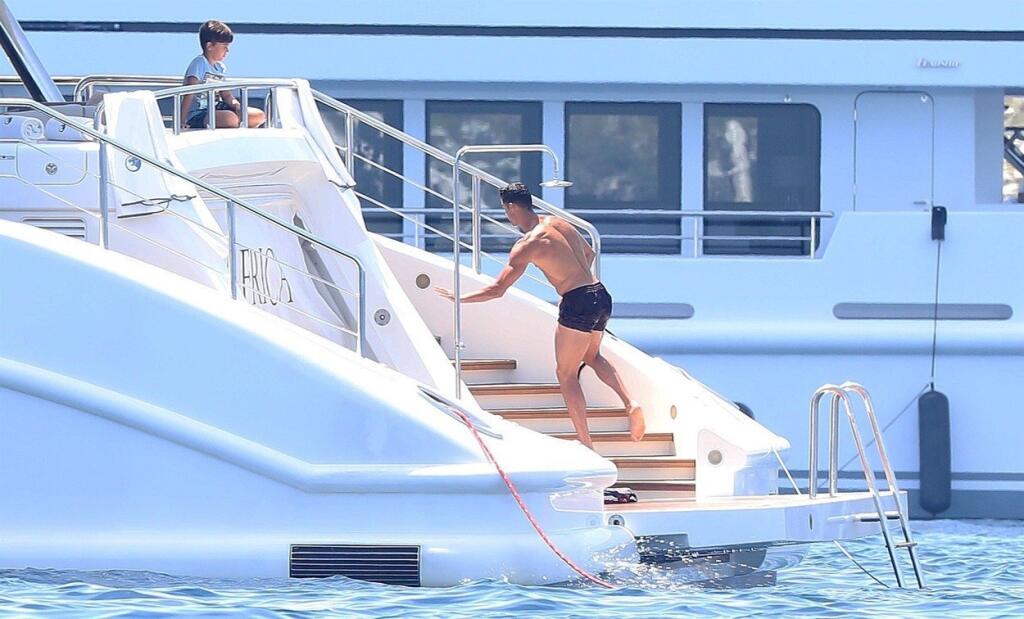 Jeden z najbohatších športovcov súčasnosti Cristiano Ronaldo si taktiež dokáže dopriať. Potvrdil to aj toto leto, keď za prenájom jachty pri St. Tropez zaplatil 200-tisíc eur na týždeň. Mimochodom, loď Benetti Africa stojí 16,6 milióna eur.